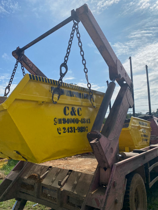 Caminhão com caçamba da C&C Remoção de Entulhos em movimento